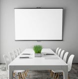 Raillez vers le haut de l'écran de projection dans le lieu de réunion avec la table de conférence, fond intérieur de hippie, Image libre de droits Raillez vers le haut de l'écran de projection dans le lieu de réunion avec la table de conférence, fond intérieur de hippie, Image libre de droits