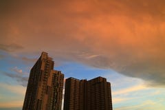 The rain clouds with sunset afterglow reflections scrolling on the building in Bangkok Stock Photography The rain clouds with sunset afterglow reflections scrolling on the building in Bangkok Stock Photography