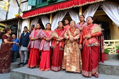 A rainha e as senhoras reais de Nepal fotografia de stock A rainha e as senhoras reais de Nepal fotografia de stock