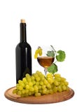 Raisins mûrs avec un verre de jus de raisins et d'une bouteille sur le fond d'isolement photographie stock Raisins mûrs avec un verre de jus de raisins et d'une bouteille sur le fond d'isolement photographie stock