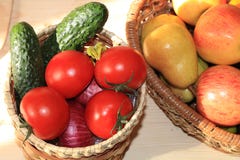 Raisins noirs juteux, pommes, poires, tomates dans un panier sur la table photo libre de droits Raisins noirs juteux, pommes, poires, tomates dans un panier sur la table photo libre de droits