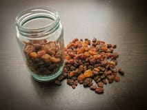 Raisins secs de Brown sans couture dans un pot en verre sur la table en bois photographie stock Raisins secs de Brown sans couture dans un pot en verre sur la table en bois photographie stock