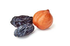 Raisins secs et noisettes noirs sur le blanc image stock Raisins secs et noisettes noirs sur le blanc image stock