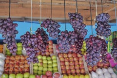 Raisins à vendre sur le marché images libres de droits Raisins à vendre sur le marché images libres de droits