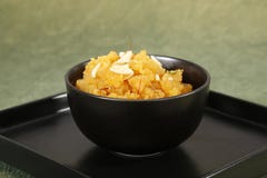 Rajasthani Moong Dal Halwa, sobremesa indiana imagens de stock royalty free Rajasthani Moong Dal Halwa, sobremesa indiana imagens de stock royalty free