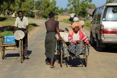 RAKHINE stan MYANMAR, LISTOPAD, - 05: Setki Muzułmański Rohingya cierpią surowego niedożywianie w zatłoczonych obozie w Myanm fotografia stock RAKHINE stan MYANMAR, LISTOPAD, - 05: Setki Muzułmański Rohingya cierpią surowego niedożywianie w zatłoczonych obozie w Myanm fotografia stock
