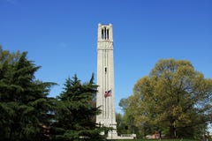 Raleigh Streetscape - campanario de la universidad de estado del NC Fotos de archivo libres de regalías Raleigh Streetscape - campanario de la universidad de estado del NC Fotos de archivo libres de regalías