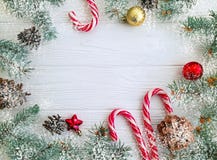 Rama de árbol de navidad, pinecone, caramelo de saludo festivo de la nieve en una bola de madera blanca de la tarjeta del fondo imagen de archivo libre de regalías Rama de árbol de navidad, pinecone, caramelo de saludo festivo de la nieve en una bola de madera blanca de la tarjeta del fondo imagen de archivo libre de regalías