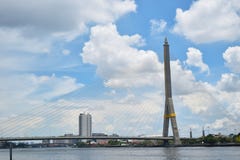 Rama VIII bro MED CLOUNDY-HIMMEL royaltyfri bild Rama VIII bro MED CLOUNDY-HIMMEL royaltyfri bild