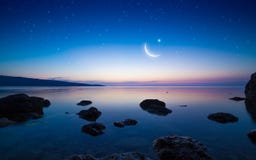 Ramadan Kareem-achtergrond met halve maan en sterren boven rustige overzees stock fotografie Ramadan Kareem-achtergrond met halve maan en sterren boven rustige overzees stock fotografie