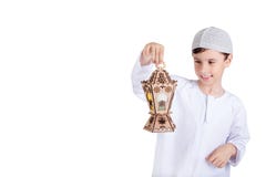 Ramadan Kareem - muchacho feliz que juega con la linterna del Ramadán Ramadan Kareem - muchacho feliz que juega con la linterna del Ramadán