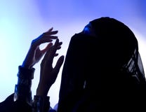Ramadan: Όμορφο νέο μουσουλμανικό κορίτσι που προσεύχεται, σκοτεινή σκιαγραφία στοκ εικόνες Ramadan: Όμορφο νέο μουσουλμανικό κορίτσι που προσεύχεται, σκοτεινή σκιαγραφία στοκ εικόνες