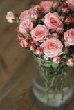 Ramalhete bonito cor-de-rosa das rosas sobre a tabela de madeira Espaço da cópia da vista superior Cartão do vintage imagem de stock Ramalhete bonito cor-de-rosa das rosas sobre a tabela de madeira Espaço da cópia da vista superior Cartão do vintage imagem de stock