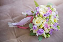 Ramalhete bonito do casamento do lugar branco, cor-de-rosa e ultravioleta das flores para o texto imagens de stock Ramalhete bonito do casamento do lugar branco, cor-de-rosa e ultravioleta das flores para o texto imagens de stock