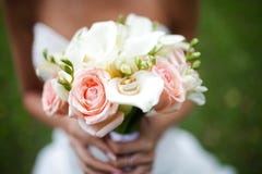 Ramalhete do casamento com anéis nele nas mãos da noiva fotos de stock Ramalhete do casamento com anéis nele nas mãos da noiva fotos de stock