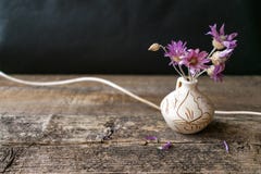 Ramalhete dos poucos flor lilás Xeranthemum no vaso redondo da argila no wo fotos de stock Ramalhete dos poucos flor lilás Xeranthemum no vaso redondo da argila no wo fotos de stock