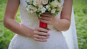 Ramalhete nupcial das flores nas mãos da noiva vídeos de arquivo Ramalhete nupcial das flores nas mãos da noiva vídeos de arquivo