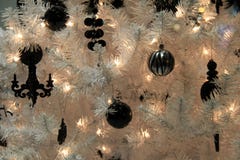 Albero Di Natale Nero E Argento.Rami Dell Albero Di Natale Bianco Coperti Di Nero E Di Ornamenti Dell Argento Fotografia Stock Immagine Di Albero Orizzontale 82276626