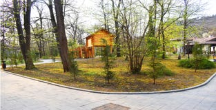 Ramnicu Valcea, Ρουμανία 02 04 2019 - Το όμορφο πάρκο Zavoi σε ηλιόλουστο ημερησίως άνοιξη στοκ φωτογραφίες Ramnicu Valcea, Ρουμανία 02 04 2019 - Το όμορφο πάρκο Zavoi σε ηλιόλουστο ημερησίως άνοιξη στοκ φωτογραφίες