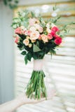 Ramo de la boda de rosas en las manos de la novia foto de archivo libre de regalías Ramo de la boda de rosas en las manos de la novia foto de archivo libre de regalías