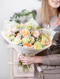 Ramo de lujo hermoso de flores mezcladas en mano de la mujer el trabajo del florista en una floristería boda foto de archivo Ramo de lujo hermoso de flores mezcladas en mano de la mujer el trabajo del florista en una floristería boda foto de archivo