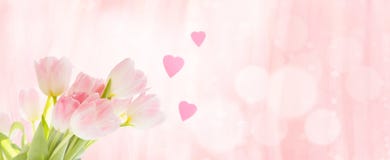 Ramo de tulipanes con los corazones como saludo imagenes de archivo Ramo de tulipanes con los corazones como saludo imagenes de archivo