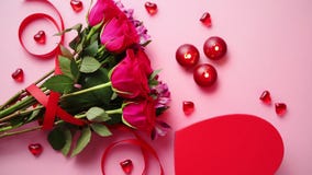 Ramo mezclado de las flores con las rosas, las velas y las decoraciones de acrílico en forma de corazón Ramo mezclado de las flores con las rosas, las velas y las decoraciones de acrílico en forma de corazón