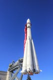 Rampa spaziale di Vostok per il lancio del veicolo spaziale contro il cielo blu Mostra dei risultati dell'economia nazionale, VDN fotografia stock libera da diritti Rampa spaziale di Vostok per il lancio del veicolo spaziale contro il cielo blu Mostra dei risultati dell'economia nazionale, VDN fotografia stock libera da diritti