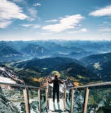 Randonneur au pont de skywalk dans Dachstein, Autriche photo libre de droits Randonneur au pont de skywalk dans Dachstein, Autriche photo libre de droits
