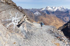Randonneur augmentant la traînée de montagne de personnes, tourisme de la Bolivie photo stock Randonneur augmentant la traînée de montagne de personnes, tourisme de la Bolivie photo stock
