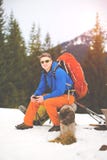 Randonneur avec le sac à dos se reposant pendant une hausse Photographie stock libre de droits Randonneur avec le sac à dos se reposant pendant une hausse Photographie stock libre de droits