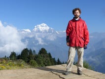 Randonneur sur Poon Hill, chaîne de Dhaulagiri, Népal photo libre de droits Randonneur sur Poon Hill, chaîne de Dhaulagiri, Népal photo libre de droits