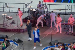 Randy Malcom et Alexander Delgado par Gente de Zona chantant la musique urbaine chez Seaworld dans la r?gion internationale d'ent image stock Randy Malcom et Alexander Delgado par Gente de Zona chantant la musique urbaine chez Seaworld dans la r?gion internationale d'ent image stock
