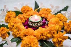 Rangoli-Entwurf mit Ringelblumen-Blume für Diwali-Festival, indische Festivalblumendekoration mit traditionellen Lichtern lizenzfreie stockfotografie Rangoli-Entwurf mit Ringelblumen-Blume für Diwali-Festival, indische Festivalblumendekoration mit traditionellen Lichtern lizenzfreie stockfotografie