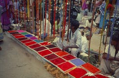 Rangoli färgsäljare som säljer färgpulver i den söndag marknaden arkivbild Rangoli färgsäljare som säljer färgpulver i den söndag marknaden arkivbild
