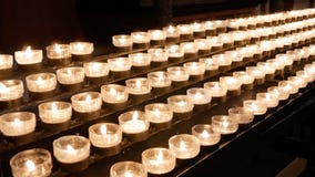 Rangées de brûler les bougies/tealights allumés dans Christian Church catholique photo stock Rangées de brûler les bougies/tealights allumés dans Christian Church catholique photo stock