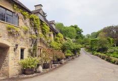 Rangées des cottages en pierre dans le village de Cotswolds Images stock Rangées des cottages en pierre dans le village de Cotswolds Images stock