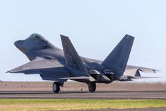 Rapace di quinta generazione, unico Seat, twin-engine, combattente tattico a del U.S.A.F. Lockheed Martin F-22A dell'aeronautica immagini stock Rapace di quinta generazione, unico Seat, twin-engine, combattente tattico a del U.S.A.F. Lockheed Martin F-22A dell'aeronautica immagini stock