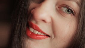 Rapariga atrativa bonita Um olhar alegre Bordos sensuais Enfrente o close-up vídeos de arquivo Rapariga atrativa bonita Um olhar alegre Bordos sensuais Enfrente o close-up vídeos de arquivo
