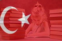 Rapariga com cabelo branco quer aprender turco atrás de sua bandeira na tabela uma pilha dos livros foto de stock Rapariga com cabelo branco quer aprender turco atrás de sua bandeira na tabela uma pilha dos livros foto de stock