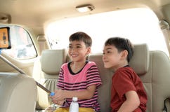 Rapaz pequeno que senta-se na viagem do carro foto de stock Rapaz pequeno que senta-se na viagem do carro foto de stock