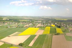 Rapeseed pola od wzrosta ptasi lot Strzelać od samolotu lub trutnia Rolniczy biznes Narastające nafciane rośliny dla zdjęcia stock Rapeseed pola od wzrosta ptasi lot Strzelać od samolotu lub trutnia Rolniczy biznes Narastające nafciane rośliny dla zdjęcia stock