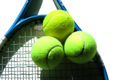 Raquette avec trois billes de tennis photographie stock Raquette avec trois billes de tennis photographie stock