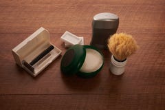 Rasage des outils sur une surface en bois photo libre de droits Rasage des outils sur une surface en bois photo libre de droits