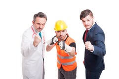 Rasande grupp av män som är förberedda för strid arkivfoto Rasande grupp av män som är förberedda för strid arkivfoto