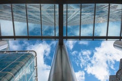 Rascacielos de Londres vistos de debajo con el cielo azul y las nubes blancas fotografía de archivo libre de regalías Rascacielos de Londres vistos de debajo con el cielo azul y las nubes blancas fotografía de archivo libre de regalías