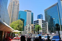 Rascacielos del centro de negocios de Tel Aviv Diamond Exchange de Israel Imágenes de archivo libres de regalías Rascacielos del centro de negocios de Tel Aviv Diamond Exchange de Israel Imágenes de archivo libres de regalías