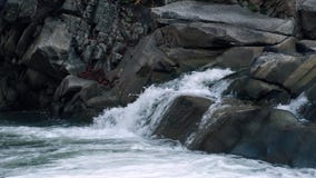 Rasender Gebirgsfluss Wildness des sauberen, klaren Wassers im Gebirgsfluss Langsame Bewegung stock video Rasender Gebirgsfluss Wildness des sauberen, klaren Wassers im Gebirgsfluss Langsame Bewegung stock video