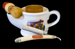 Raser la tasse, le balai et le rasoir droit Image stock Raser la tasse, le balai et le rasoir droit Image stock