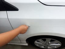 Rasguñe el coche por las llaves imagen de archivo libre de regalías Rasguñe el coche por las llaves imagen de archivo libre de regalías